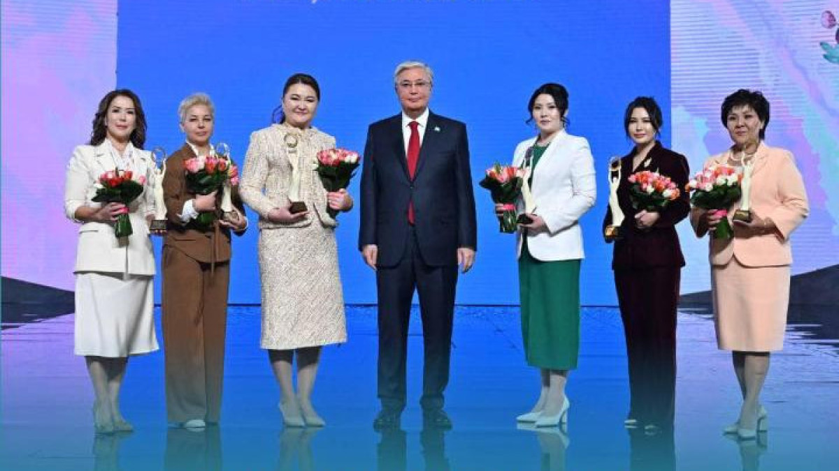 Глава государства наградил ректора Utebayev University
