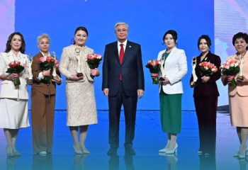 Глава государства наградил ректора Utebayev University