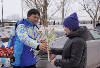 Более 1000 тюльпанов подарят женщинам столичные волонтеры