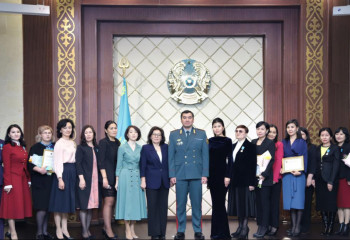 Женщин поздравили с 8 марта в МЧС