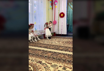 Девочка отблагодарила за подарок мальчика поцелуями в детском саду и умилила соцсети
