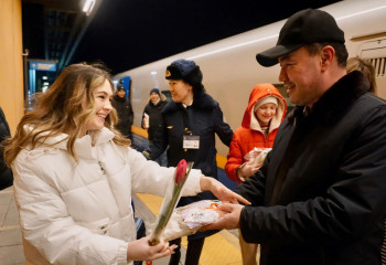 Жолаушылар пойызында әйелдерге гүлдер мен сыйлықтар берілді