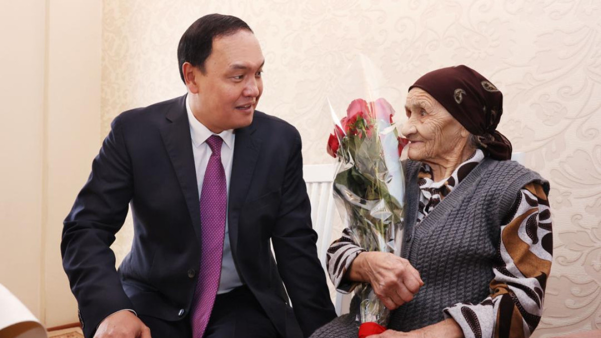 100-летнюю жительницу Жамбылской области поздравили с 8 марта