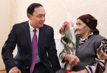 100-летнюю жительницу Жамбылской области поздравили с 8 марта