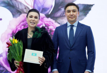 Шымкент әкімі әйелдер қауымын мерекемен құттықтады