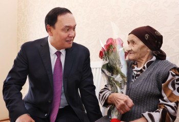 Жамбыл облысының әкімі 100 жастағы қарт әжейді құттықтады