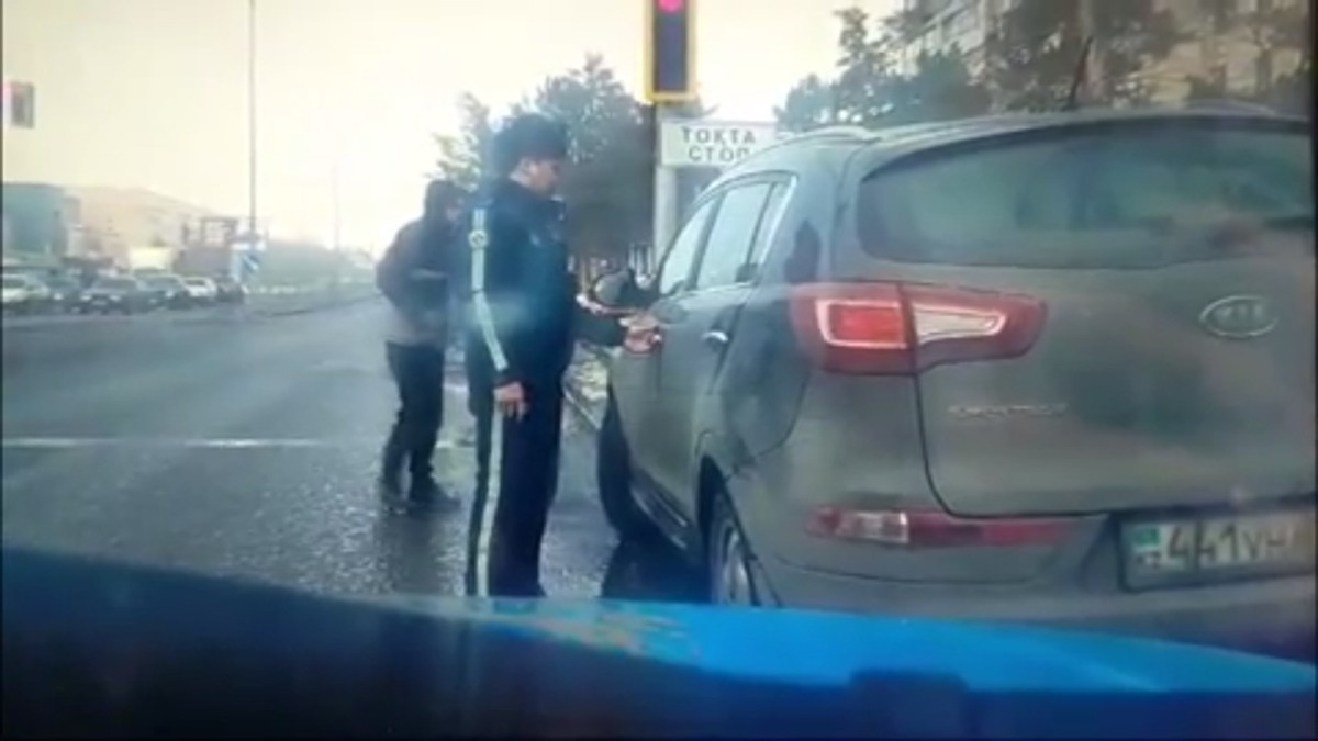 Получившего инсульт водителя спасли полицейские в Караганде