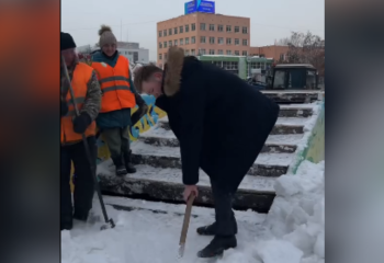 В Костанае студенты помогли в уборке снега