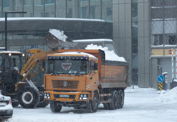 В Астане устраняют последствия дождя и снега