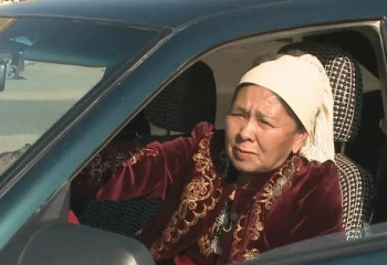 70 жастағы әже 24 жылдан бері такси жүргізушісі болып жүр