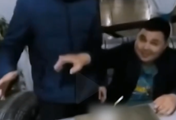 Гүлді «ұрлап» кеткен экс-полицей бейтаныс әйелдің телефонын тартып алды