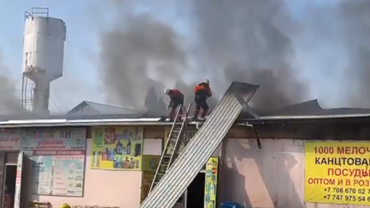Крупный пожар в Таразе: горели склады площадью 1300 квадратных метров