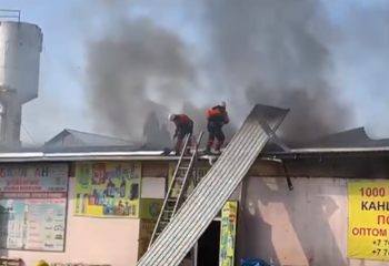 Крупный пожар в Таразе: горели склады площадью 1300 квадратных метров