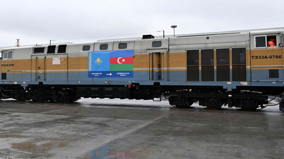 Токаев и  Алиев приняли участие в церемонии прибытия контейнерного блок-поезда из Сианя в Апшерон