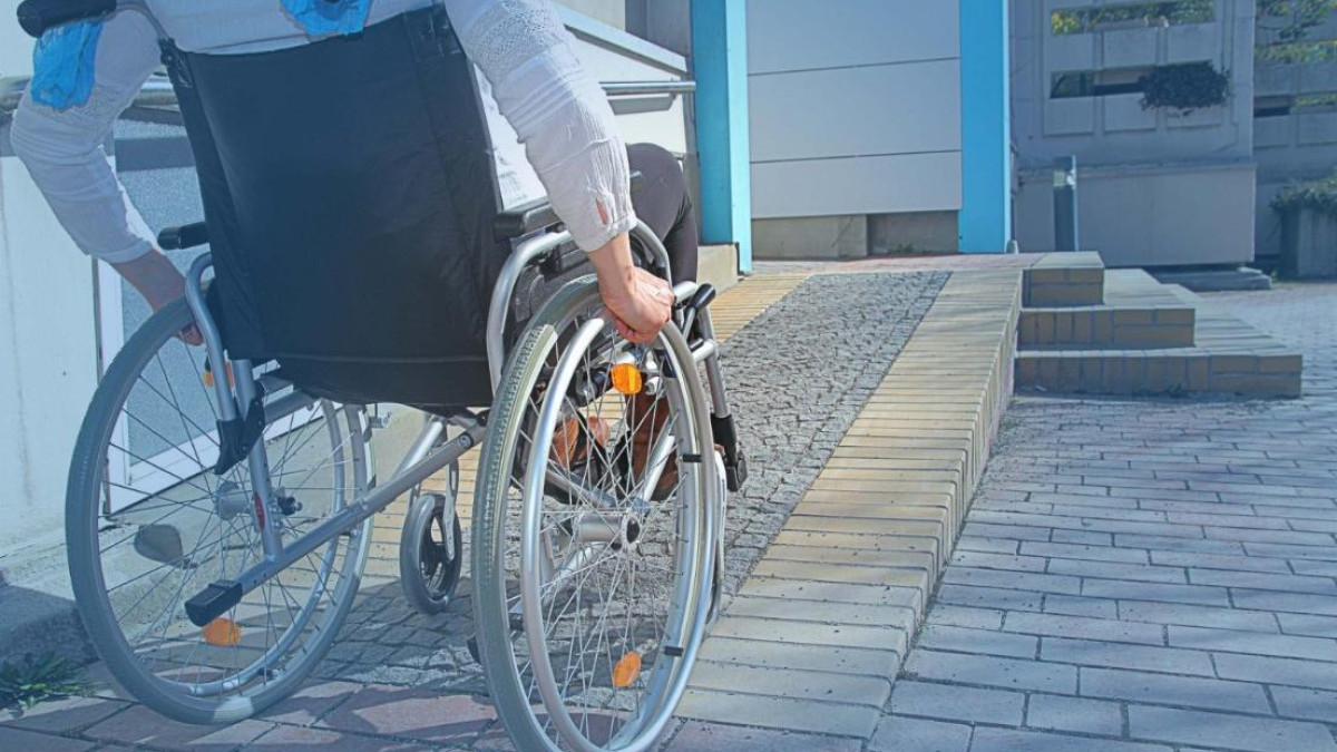 Более 680 объектов адаптировано для лиц с инвалидностью в Алматы в 2023 году