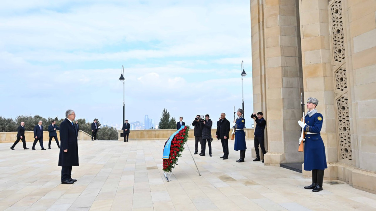 Kazakh President lays flowers at the grave of Heydar Aliyev