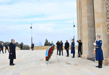 Kazakh President lays flowers at the grave of Heydar Aliyev