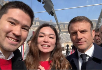 Франция Президенті Мұхтар Тайжанның ұлын Эйфель мұнарасында құттықтады