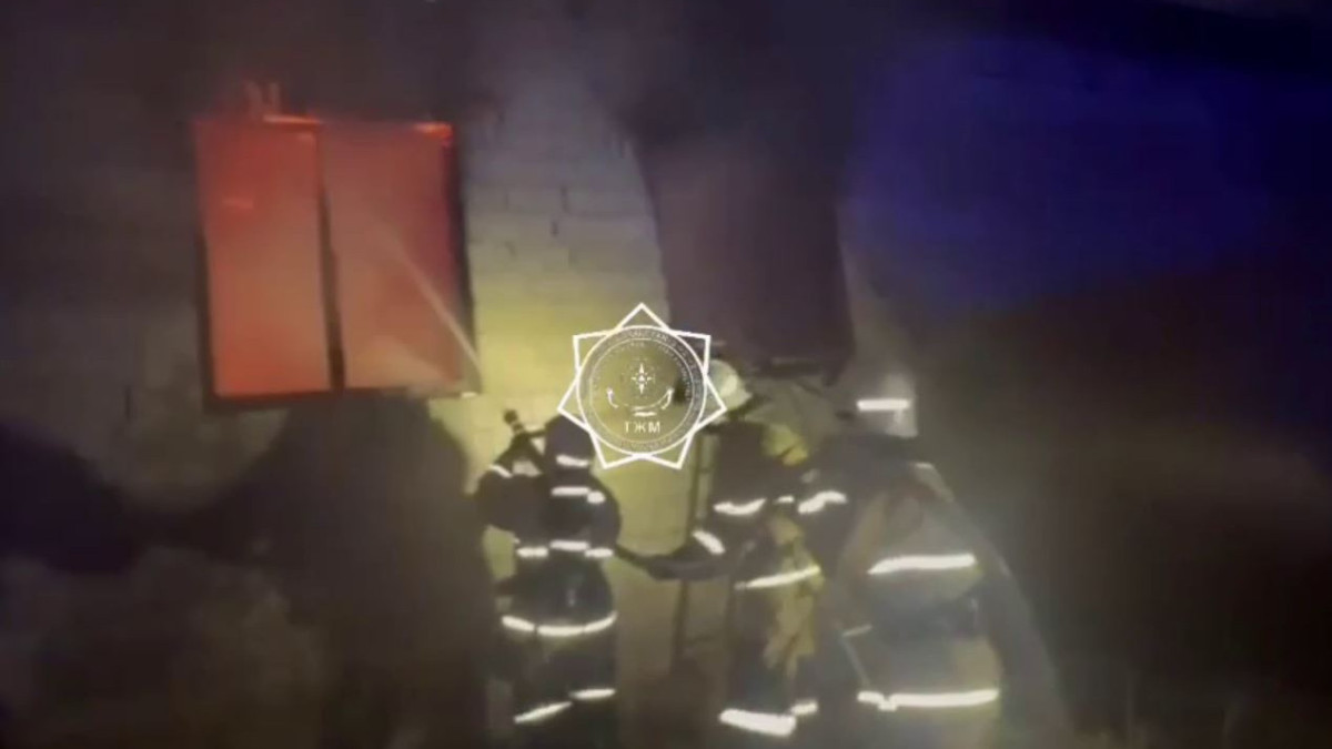 Пожарные потушили пожар в частном доме в Шымкенте
