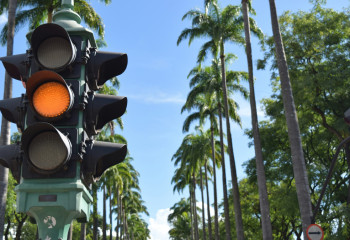 Енді бағдаршамның сары белгісінде жүрген жүргізушілер айыппұл арқалайды