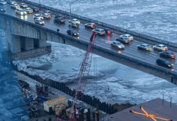Семейде қатты жел салдарынан көпір қоршауы опырылып түсті