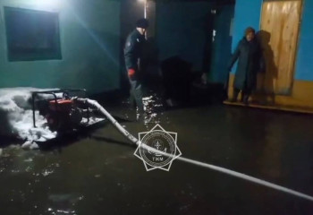 В ВКО проводятся работы по откачке воды с придомовых территорий