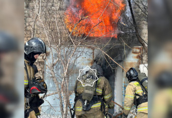 В Астане горит стекольный цех