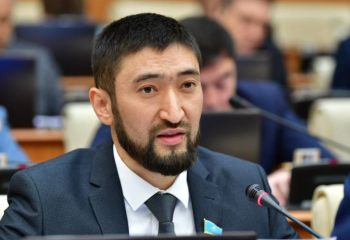 «МӘМС – салықтың қосымша түрі». Депутат халықты қанауды тоқтатуды талап етті