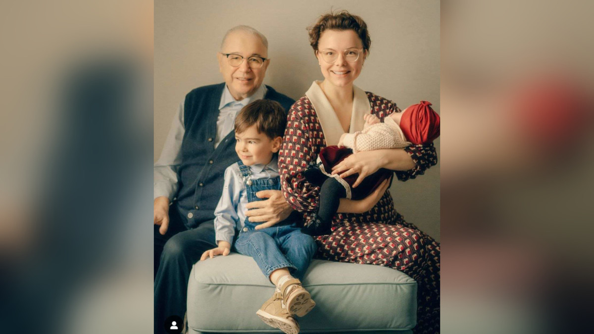 У 78-летнего Евгения Петросяна и его молодой супруги родилась дочь