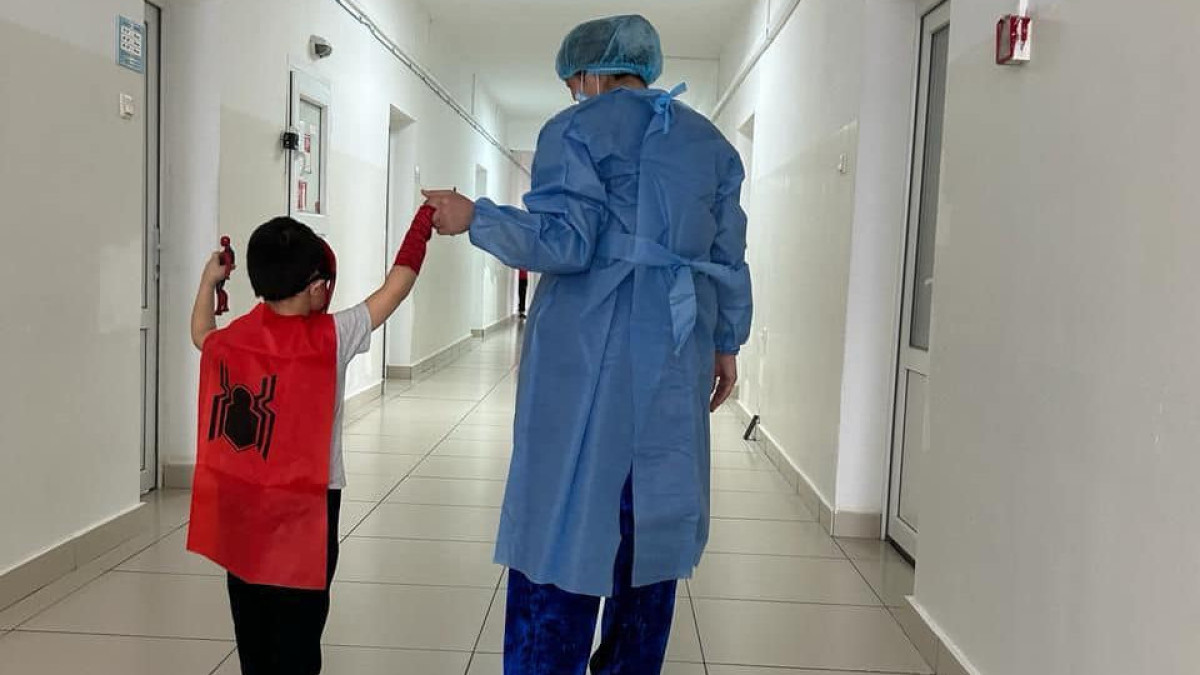 Түркістандық ауруханада балалар операцияға супермэн кейпінде кіріп жүр