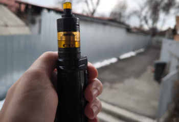 Закон, где вводится запрет на продажу вейпов, сенаторы вернули в Мажилис: значит ли это что его не примут