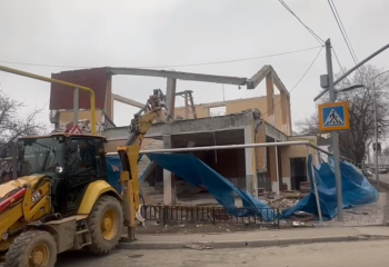 Двухэтажное здание сносят в Алматы