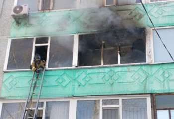 Ақтөбелік өрт сөндірушілер ер адам мен баланы аман алып қалды