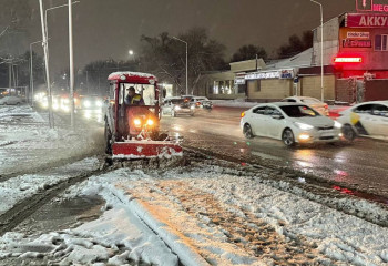 Коммунальные службы Алматы работают в усиленном режиме из-за снегопада