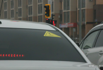 1,5-годовалого ребенка оставили взаперти в машине, спасателям пришлось взломать дверь