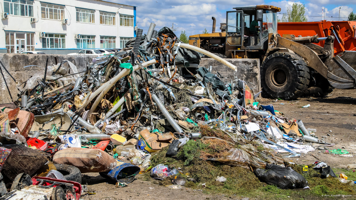 Сенаторы требуют решить проблему мусора в Казахстане