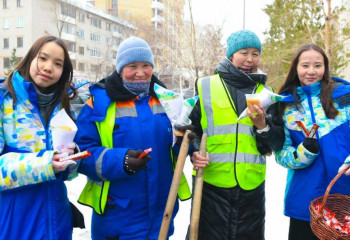 Волонтеры угостили работников коммунальных служб баурсаками и горячим чаем в Астане