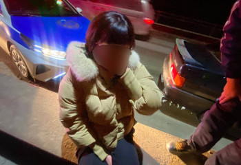 Оралда полиция көпірден секірмекші болған қызды құтқарып қалды