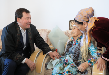 Ақтөбе әкімі ғасыр жасаған қарияны құттықтады