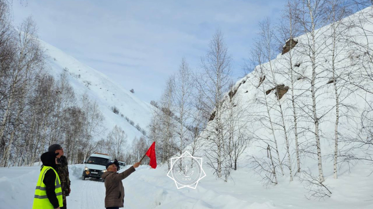 В горах Восточно-Казахстанской области продолжают очищать склоны от снега