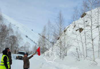 В горах Восточно-Казахстанской области продолжают очищать склоны от снега