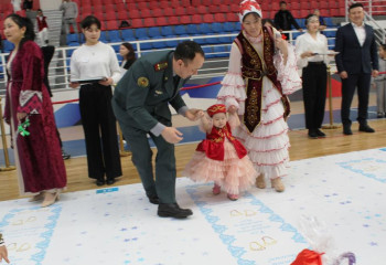 Қазақстан рекорды: Талдықорғанда бір сәтте 50 баланың тұсауы кесілді