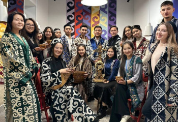 Алматылық жастар ұлттық киімді ұлықтады