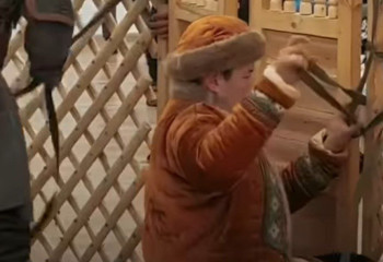 Астанада киіз үй тігуден шеберлік сабағы өтті