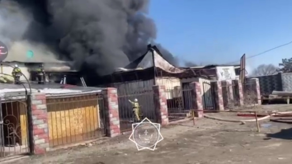 Пожар вспыхнул на складе в Енбекшиказахском районе