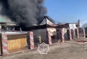 Пожар вспыхнул на складе в Енбекшиказахском районе