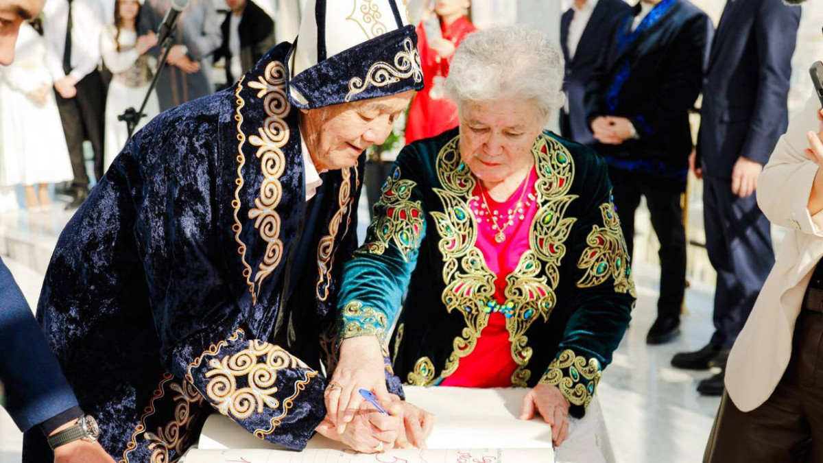 Шаңырақ күні: в Казахстане чествуют семьи, прожившие в браке 55 лет