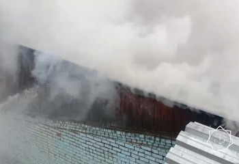 Алтайда екі қабатты цехтың шатыры жанып жатыр