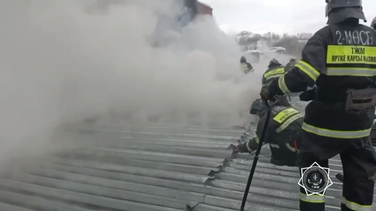 В ВКО горит цех: пожарные локализовали возгорание