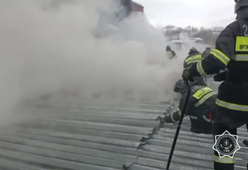 В ВКО горит цех: пожарные локализовали возгорание